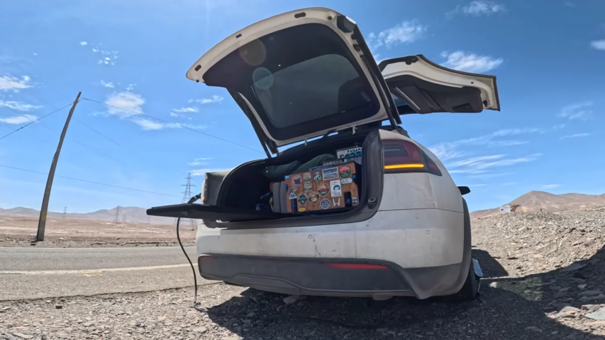 YouTuber uses hood-mounted solar as Tesla goes 0% in Chilean desert